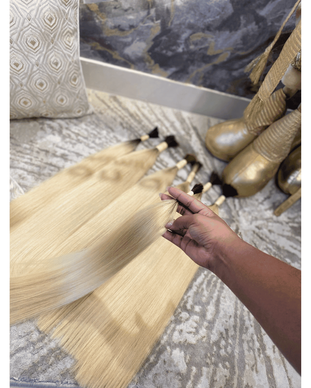Cabello rubio con ondas suaves, resultado de un estudiante