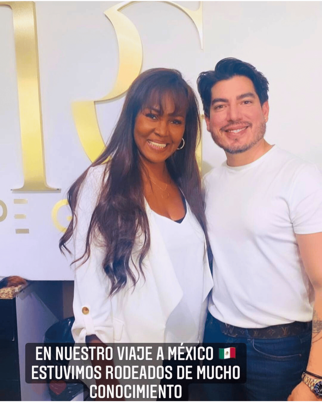 Foto de una estudiante satisfecha del curso