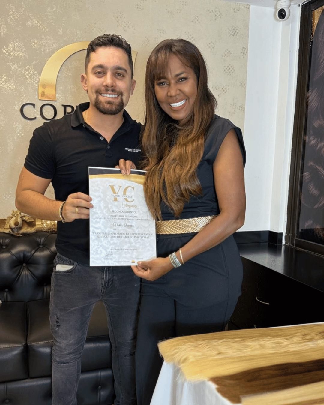 Foto de un grupo de estudiantes con Yamir Cortés