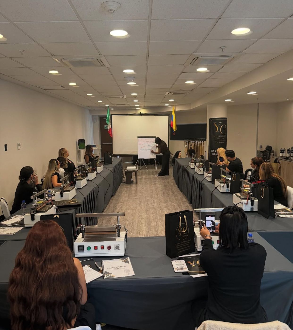 Estudiantes en la masterclass de Yamir Cortés aprendiendo técnicas de colorimetría